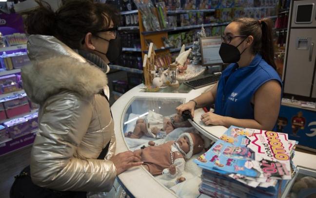 Imagen de archivo de una mujer en una tienda de juguetes.
