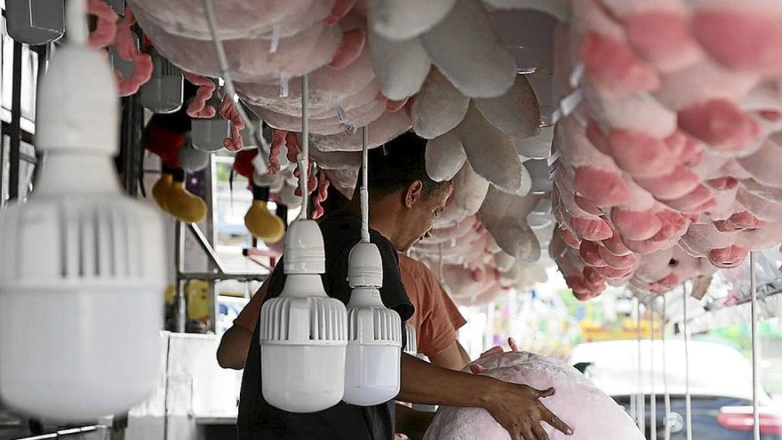 Un trabajador prepara el material del interior de la tómbola.