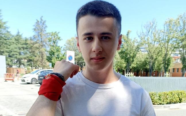 Mikel Rentero Os&aacute;car, herido durante el encierro, en la puerta de Urgencias