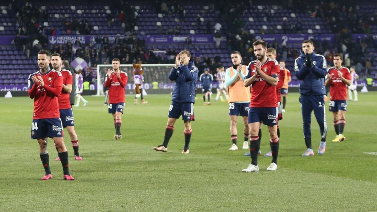 Los jugadores de Osasuna saludan a la afición desplazada a Valladolid al término del partido.