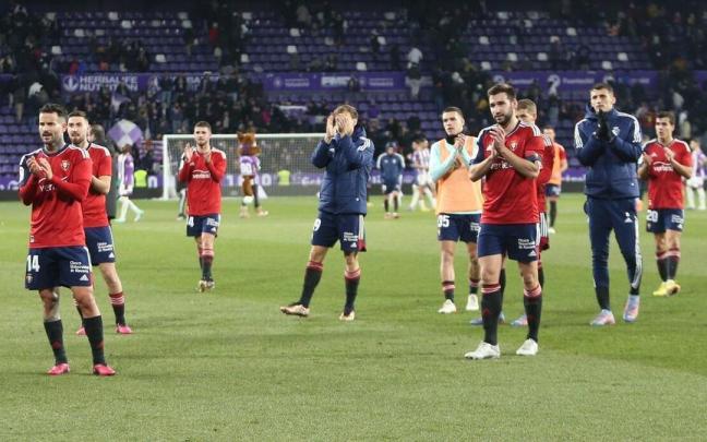 Los jugadores de Osasuna saludan a la afición desplazada a Valladolid al término del partido. Los jugadores de Osasuna saludan a la afición desplazada a Valladolid al término del partido.