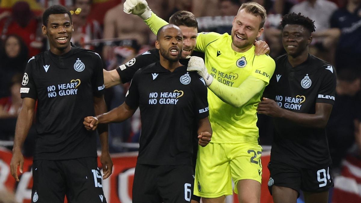 Los jugadores del Brujas celebran el empate ante el Atleti.