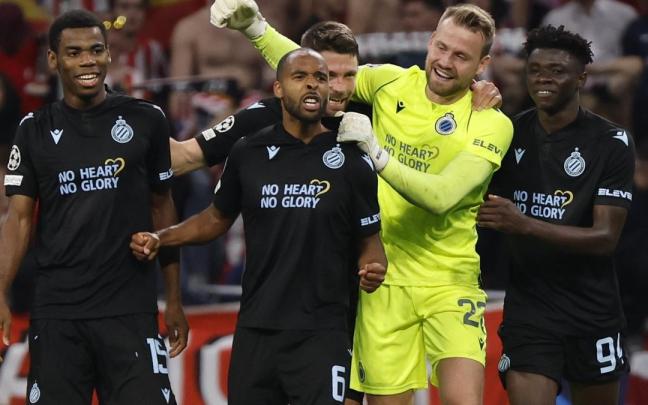 Los jugadores del Brujas celebran el empate ante el Atleti.