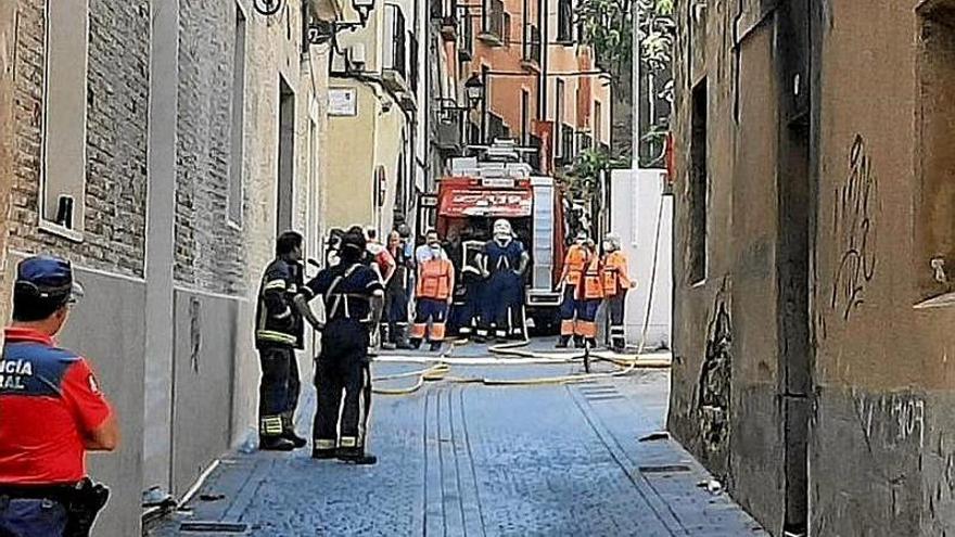 Bomberos y policías forales en el incendio en un inmueble en Tudela.