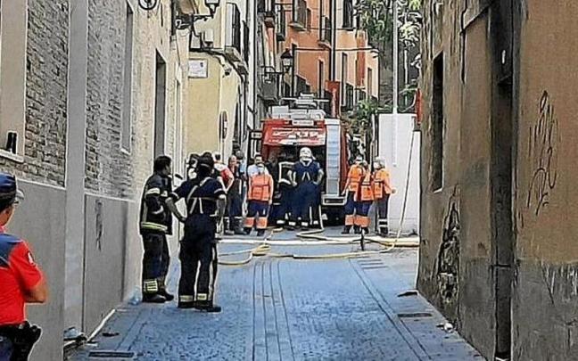 Bomberos y polic&iacute;as forales en el incendio en un inmueble en Tudela.