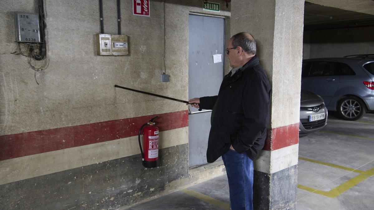 Pablo Gorría, vecino de Burlada, señala las marcas que dejó el nivel del agua en el garaje.