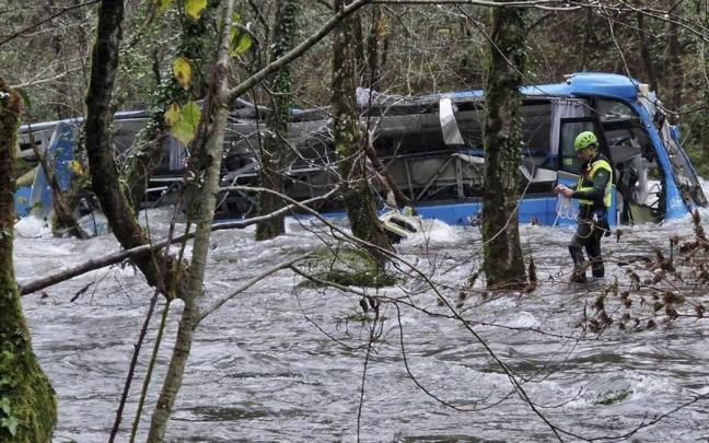Al menos seis personas han muerto en el accidente mientras que dos personas fueron rescatadas con vida.