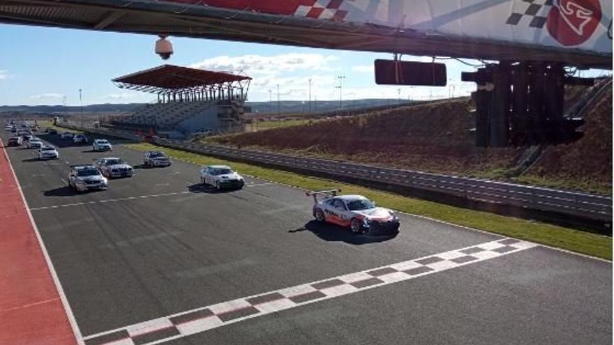 Salida de una de las carreras del Trofeo de Velocidad en el circuito de Los Arcos