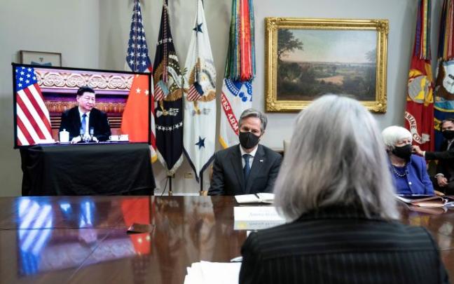 Biden y Xi rebajan las tensiones entre Estados Unidos y China en un encuentro virtual.