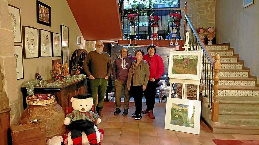 Javier Inchusta, Alex Goris, Juana Pagola y Begoña Garjón posan en la entrada de la casa rural decorada de navidad. | FOTO: CEDIDA