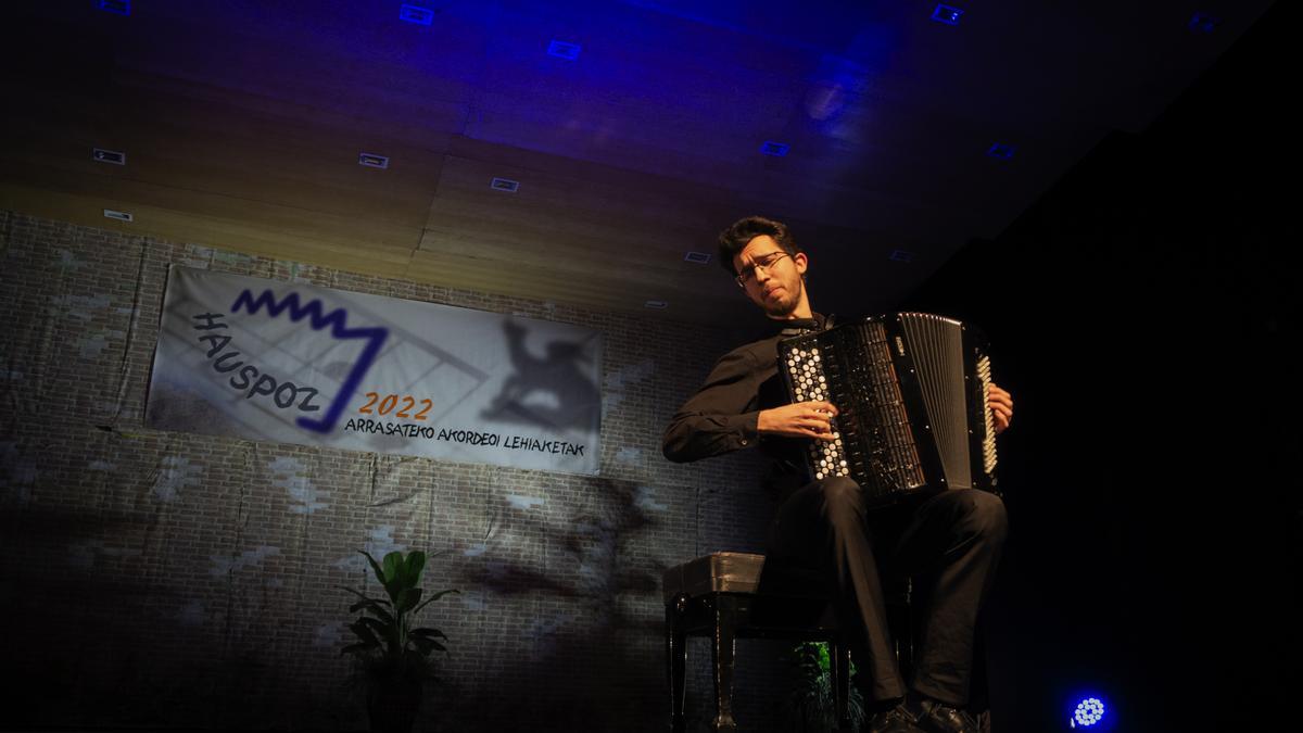 Kresimir Lulic, ganador del Certamen Internacional de Acordeón Arrasate Hiria 2022, en un momento de su actuación en la fase final.