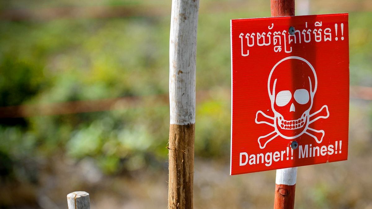 Un cartel que alerta del peligro de minas antipersona en Camboya.
