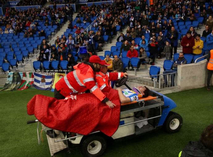 Evacuación en camilla de Elustondo tras perder el conocimiento durante el partido Real Sociedad - Eibar, de Primera División de la Liga