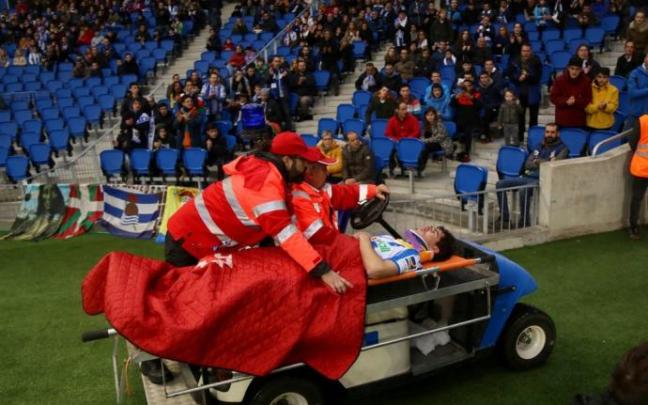 Evacuación en camilla de Elustondo tras perder el conocimiento durante el partido Real Sociedad - Eibar, de Primera División de la Liga Evacuación en camilla de Elustondo tras perder el conocimiento durante el partido Real Sociedad - Eibar, de Primera División de la Liga