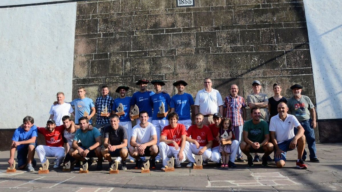 El cuadro de honor del XLII Campeonato de Laxoa de Baztan-Erreka, con los cuatro primeros equipos, miembros de Laxoa Elkartea y autoridades.