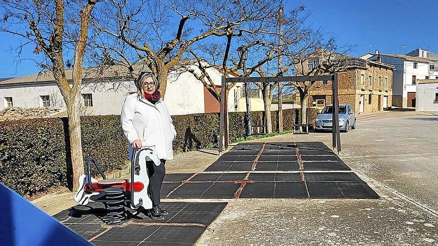 La alcaldesa Carmen Puerta en uno de los dos parques infantiles de Barbarin.