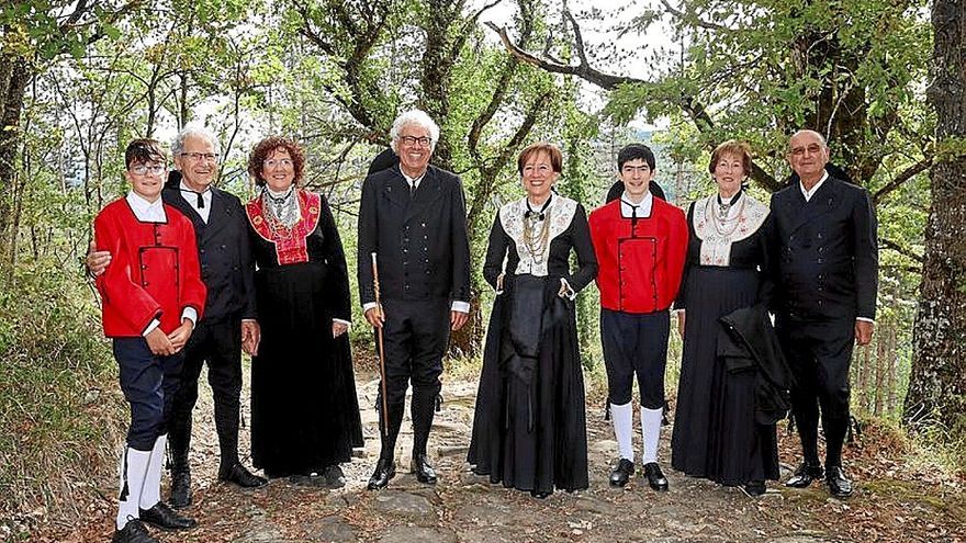 Otsoa de Etxaguen, sonriente, y su familia con la indumentaria salacenca.