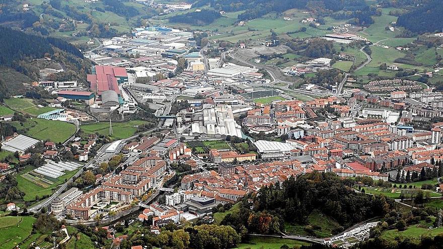 Una vista general del entramado urbano de Azpeitia tomada desde la subida a Azketa.