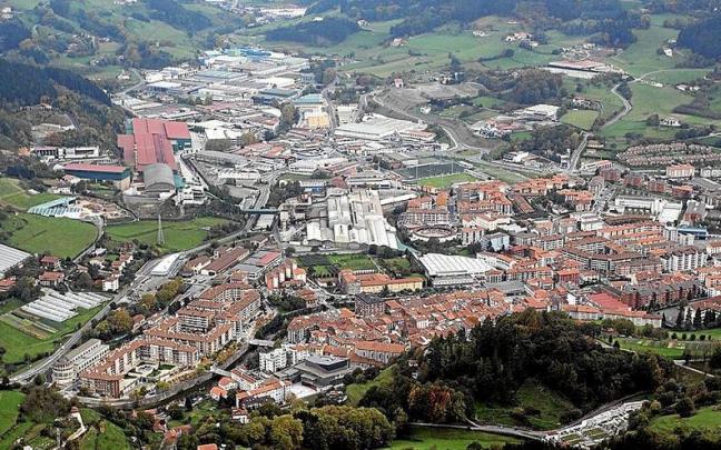 Una vista general del entramado urbano de Azpeitia tomada desde la subida a Azketa. Una vista general del entramado urbano de Azpeitia tomada desde la subida a Azketa.