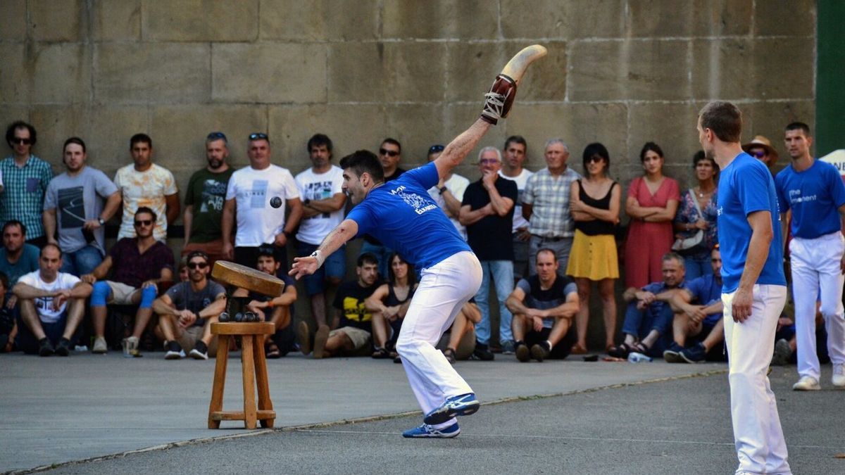 El gran destacado de la final, Julen San Miguel, se dispone a ejecutar el saque.