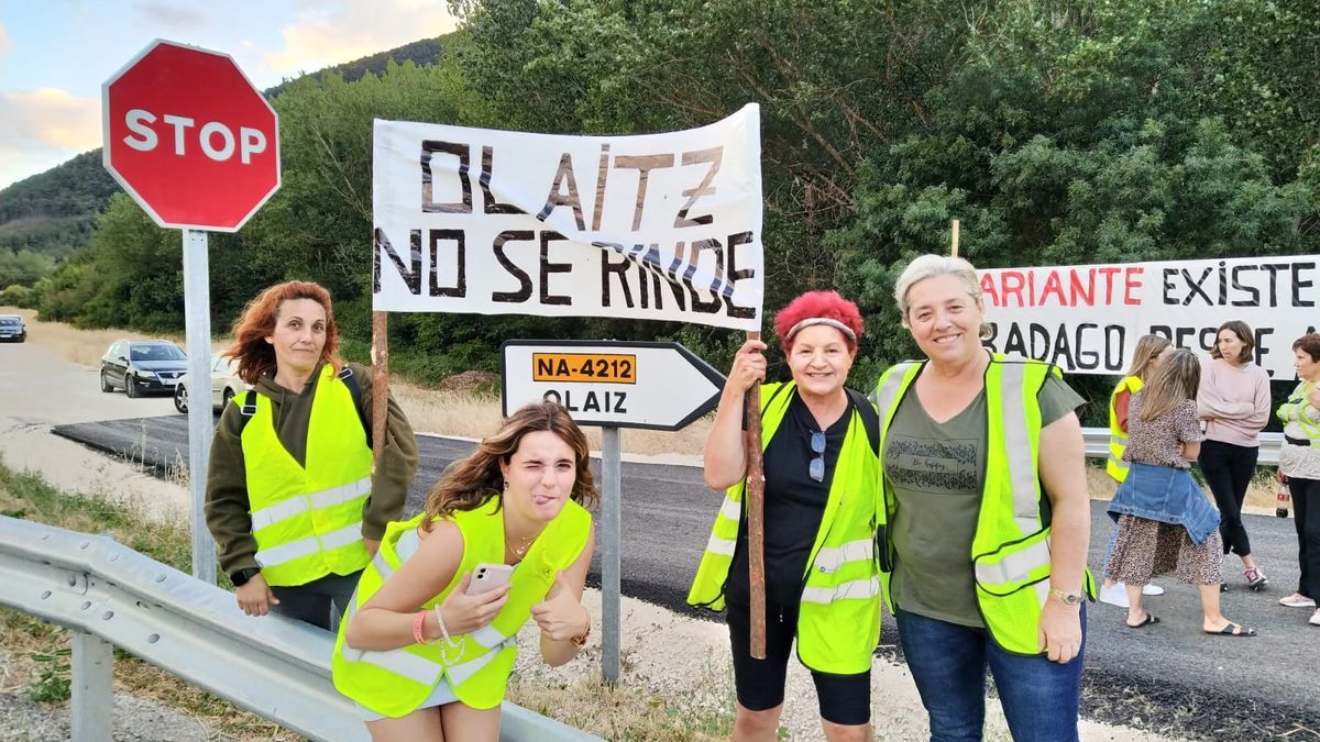 Vecinos de Olaiz, en la protesta del pasado viernes.