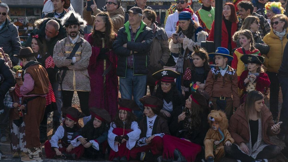 Cientos de personas han tomado las calles de Vitoria este fin de semana con sus disfraces, pero solo uno ha conseguido causar sensación