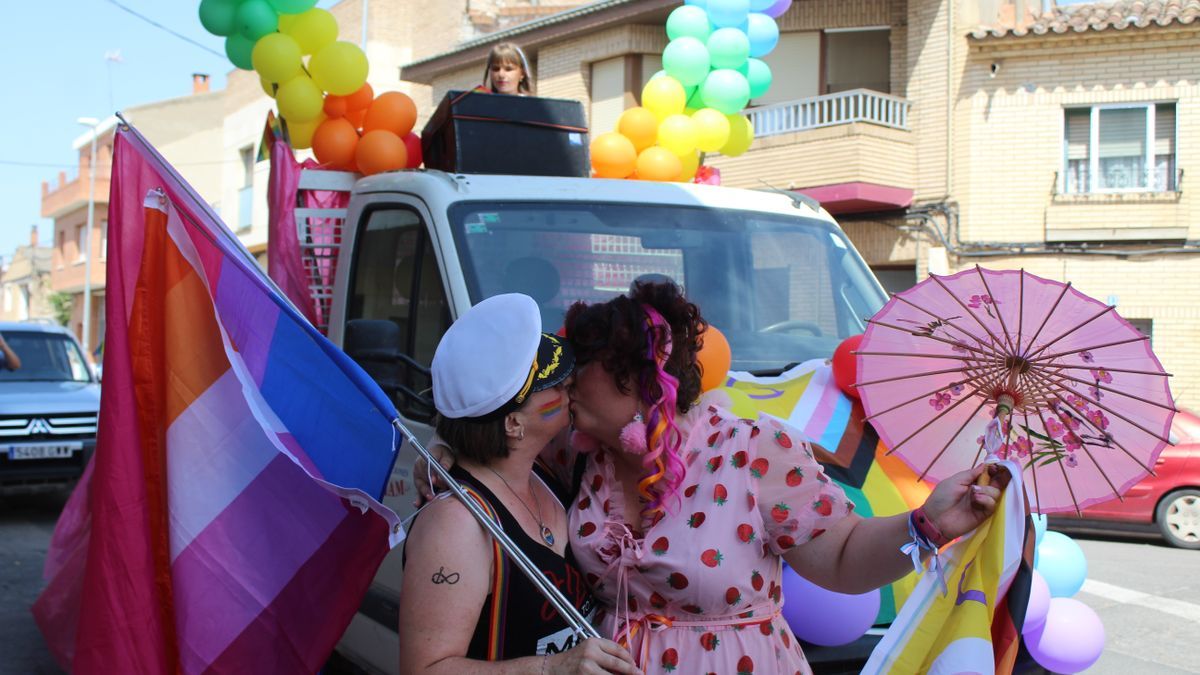 Dos mujeres se besan al comienzo del desfile del Orgullo de Murchante