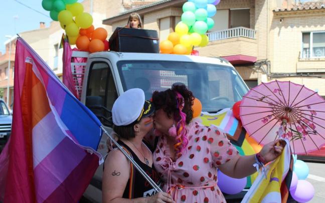 Dos mujeres se besan al comienzo del desfile del Orgullo de Murchante Dos mujeres se besan al comienzo del desfile del Orgullo de Murchante