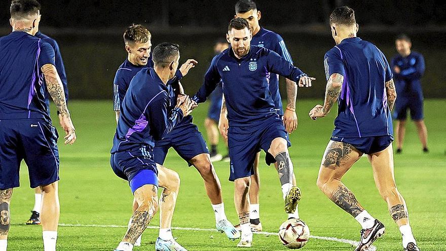 Lionel Messi, capitán de Argentina, rodeado de sus compañeros de equipo en el entrenamiento de ayer previo a la semifinal.