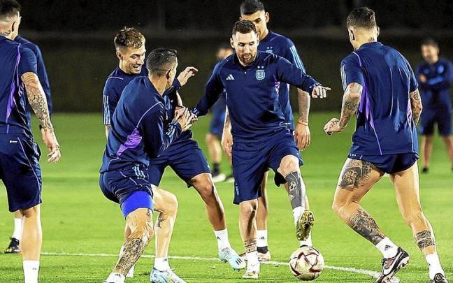 Lionel Messi, capitán de Argentina, rodeado de sus compañeros de equipo en el entrenamiento de ayer previo a la semifinal.