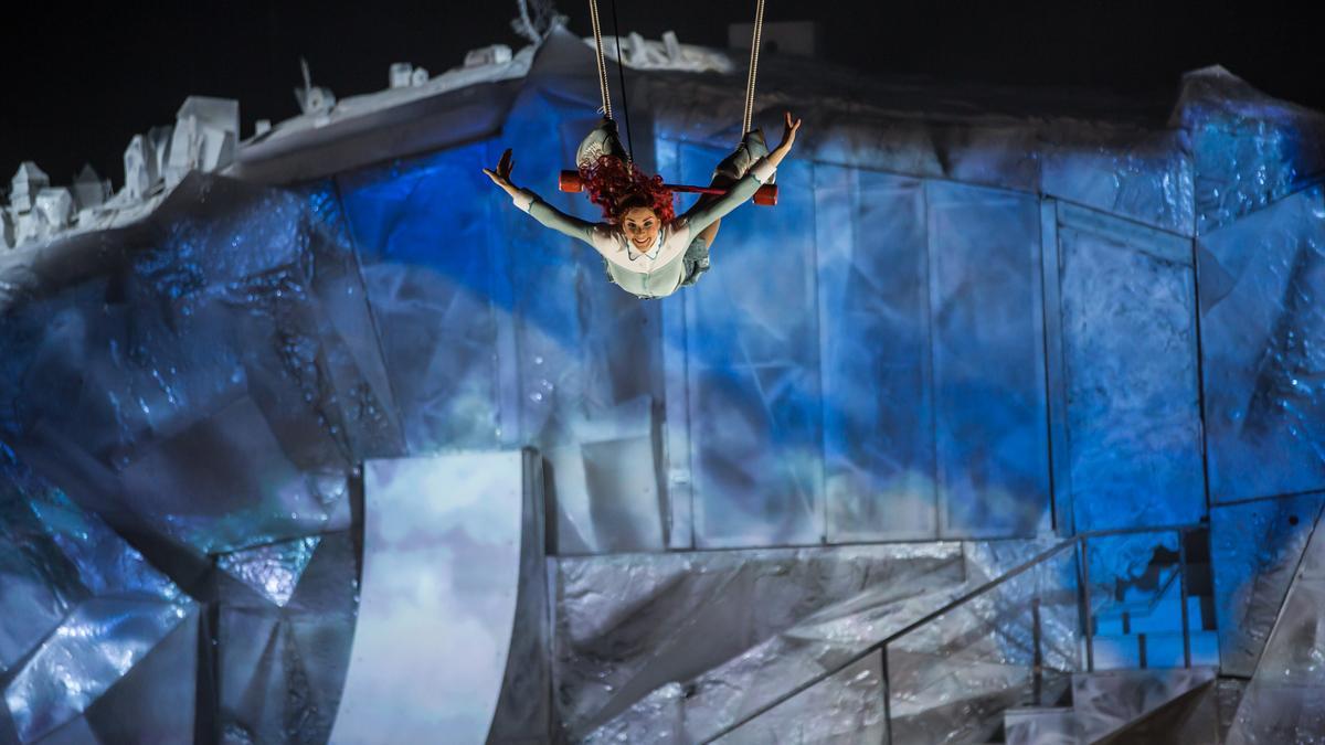 Crystal realiza acrobacias sobre el trapecio.