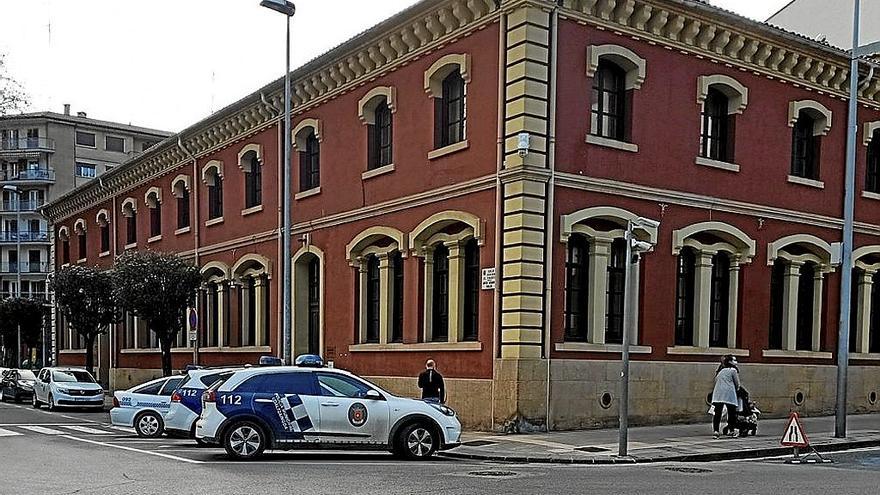 Edificio del ayuntamiento con la Policía Municipal en su planta baja.