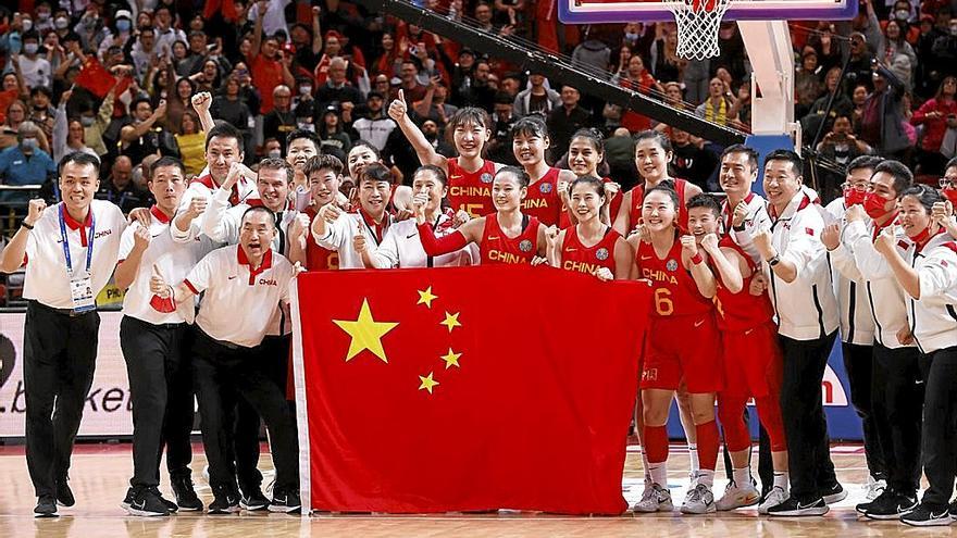 César Rupérez (quinto por la izquierda), celebrando con la selección china el pase a la final. | FOTO: EFE