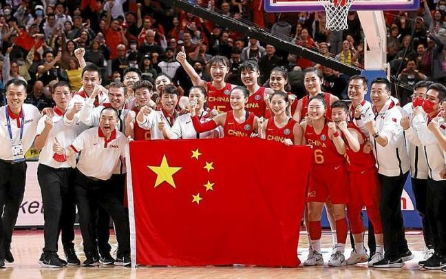 César Rupérez (quinto por la izquierda), celebrando con la selección china el pase a la final. | FOTO: EFE