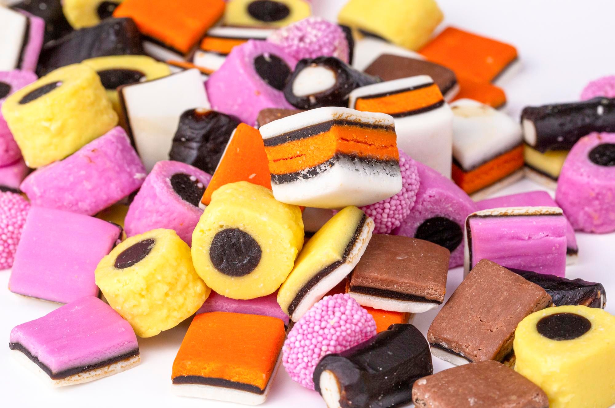 Regalices pequeños de distintos colores.