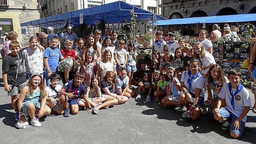 El alumnado de Mariaren Lagundia ikastola montó su habitual expositor en la feria.