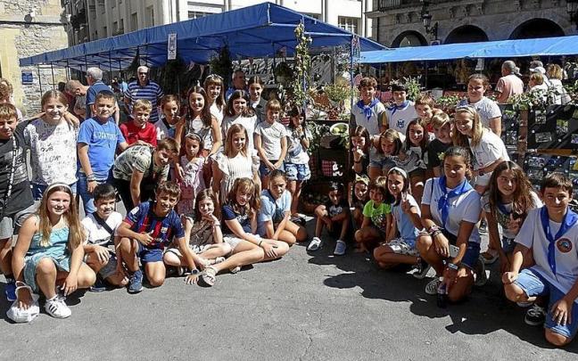 El alumnado de Mariaren Lagundia ikastola montó su habitual expositor en la feria. El alumnado de Mariaren Lagundia ikastola montó su habitual expositor en la feria.