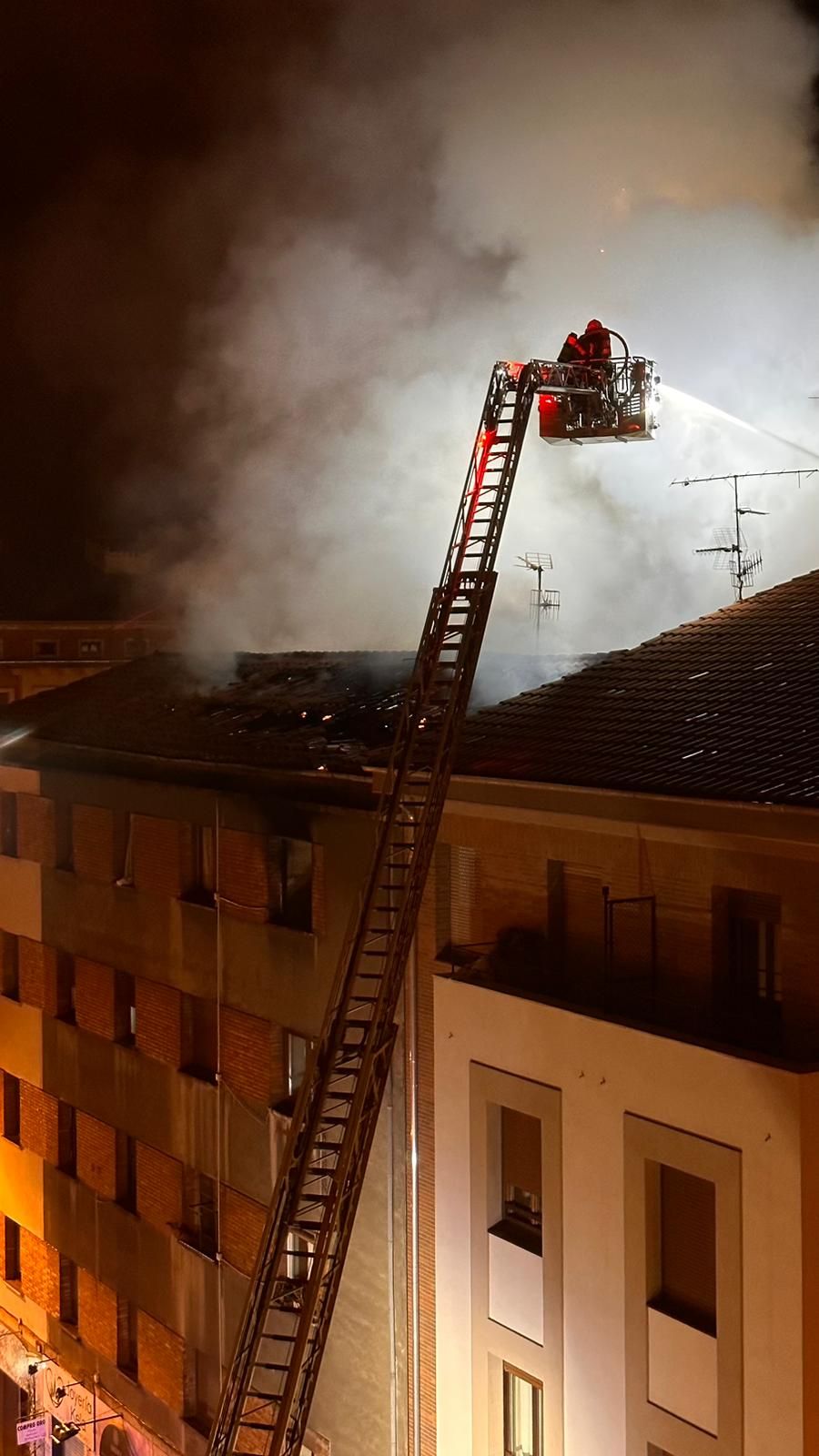Los Bomberos, en las labores de extinción del incendio en Paulino Caballero.
