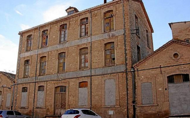 Los edificios laterales de la harinera de Allo serán derruidos para ganar suelo público.