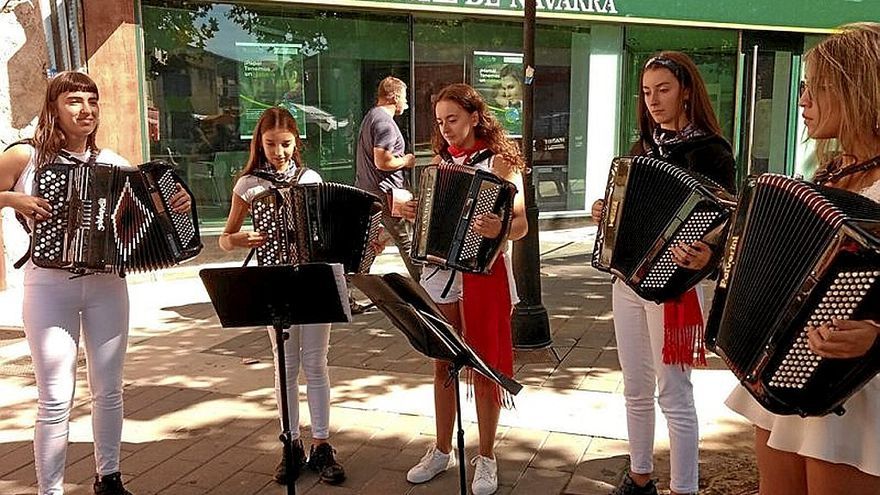 Las acordeonistas del Kantuz, al inicio del recorrido. | FOTO: CEDIDA
