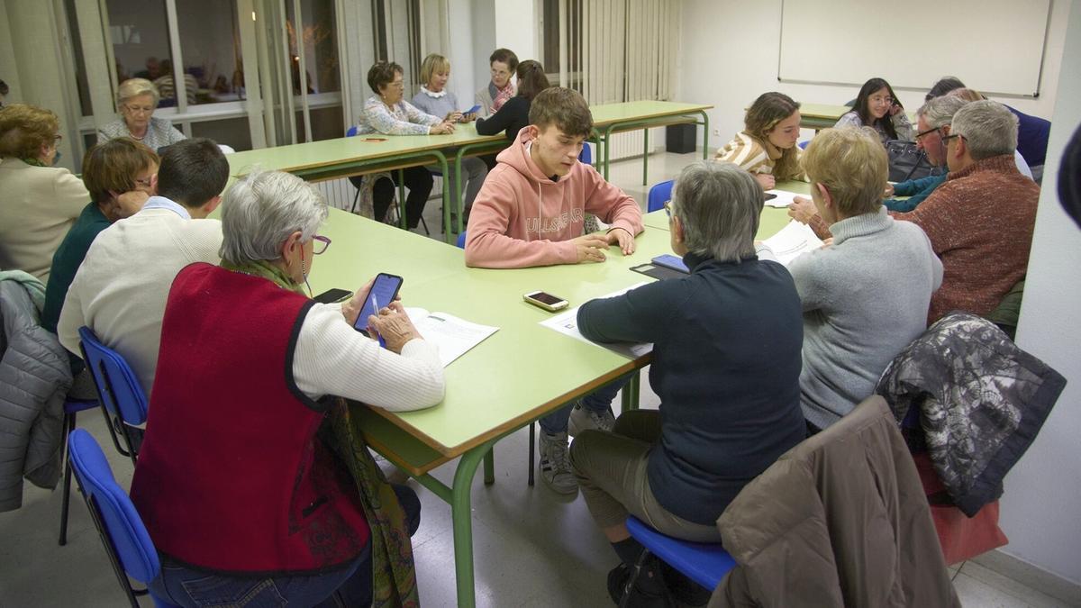 Jóvenes enseñan a mayores el uso de las redes sociales.