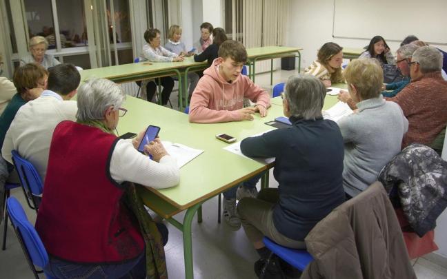 Jóvenes enseñan a mayores el uso de las redes sociales.