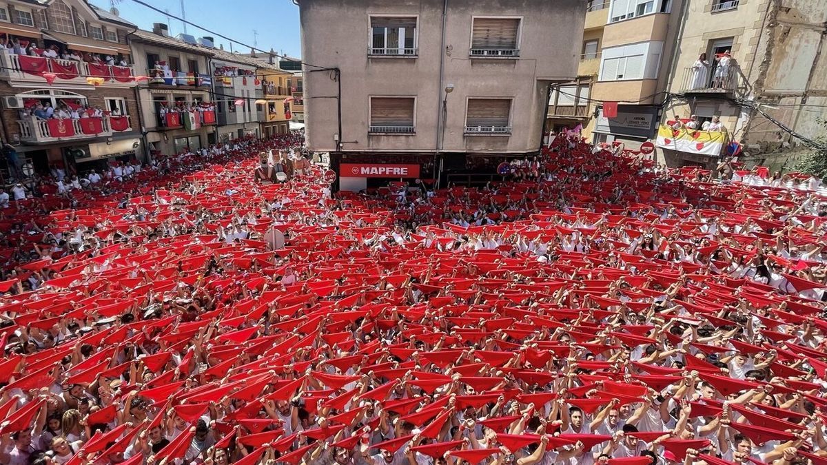 Multitud enfervorecida en el Chupinazo de San Adri&aacute;n