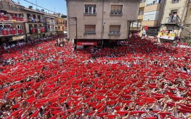 Multitud enfervorecida en el Chupinazo de San Adri&aacute;n