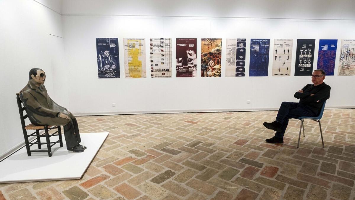 Luis Garbayo posa frente al 'Espectador de espectadores' del Equipo Crónica, en el marco de la exposición abierta en el Polvorín de la Ciudadela.