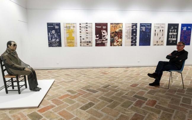 Luis Garbayo posa frente al 'Espectador de espectadores' del Equipo Crónica, en el marco de la exposición abierta en el Polvorín de la Ciudadela.