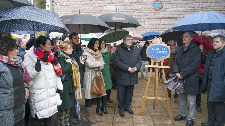 Aburto inaugura la Plazuela Don Diego Berguices, en Otxarkoaga
