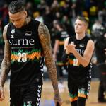 Michale Kyser se retira cabizbajo a vestuarios.