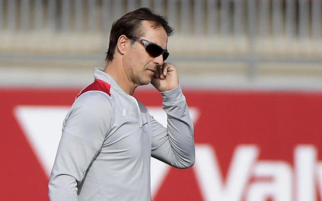 Julen Lopetegui durante el entrenamiento del Sevilla Julen Lopetegui durante el entrenamiento del Sevilla