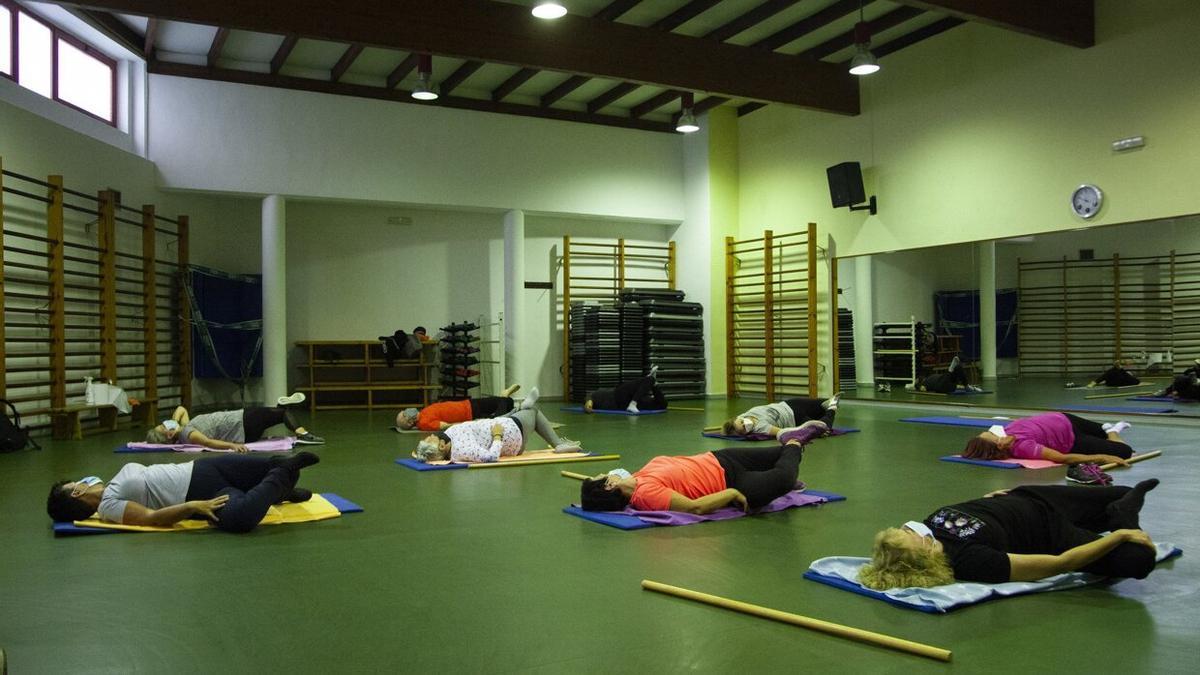 Clase de estiramientos en un centro cívico de Vitoria